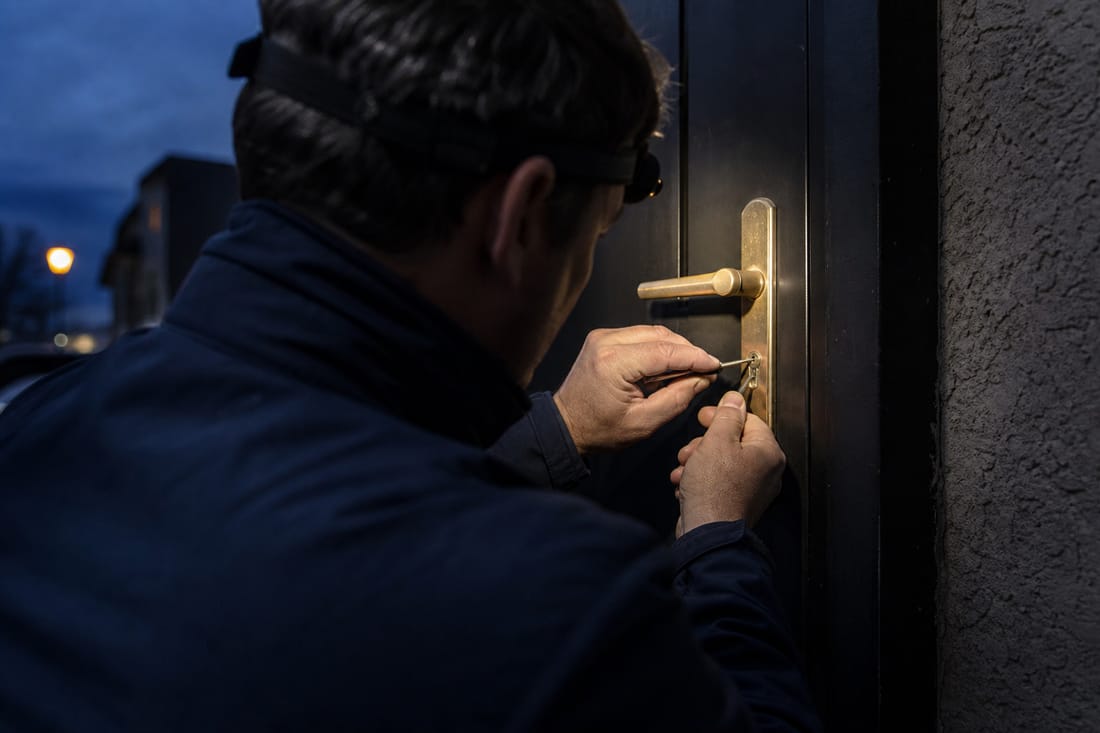 Exemple : technicien intervenant sur une serrure